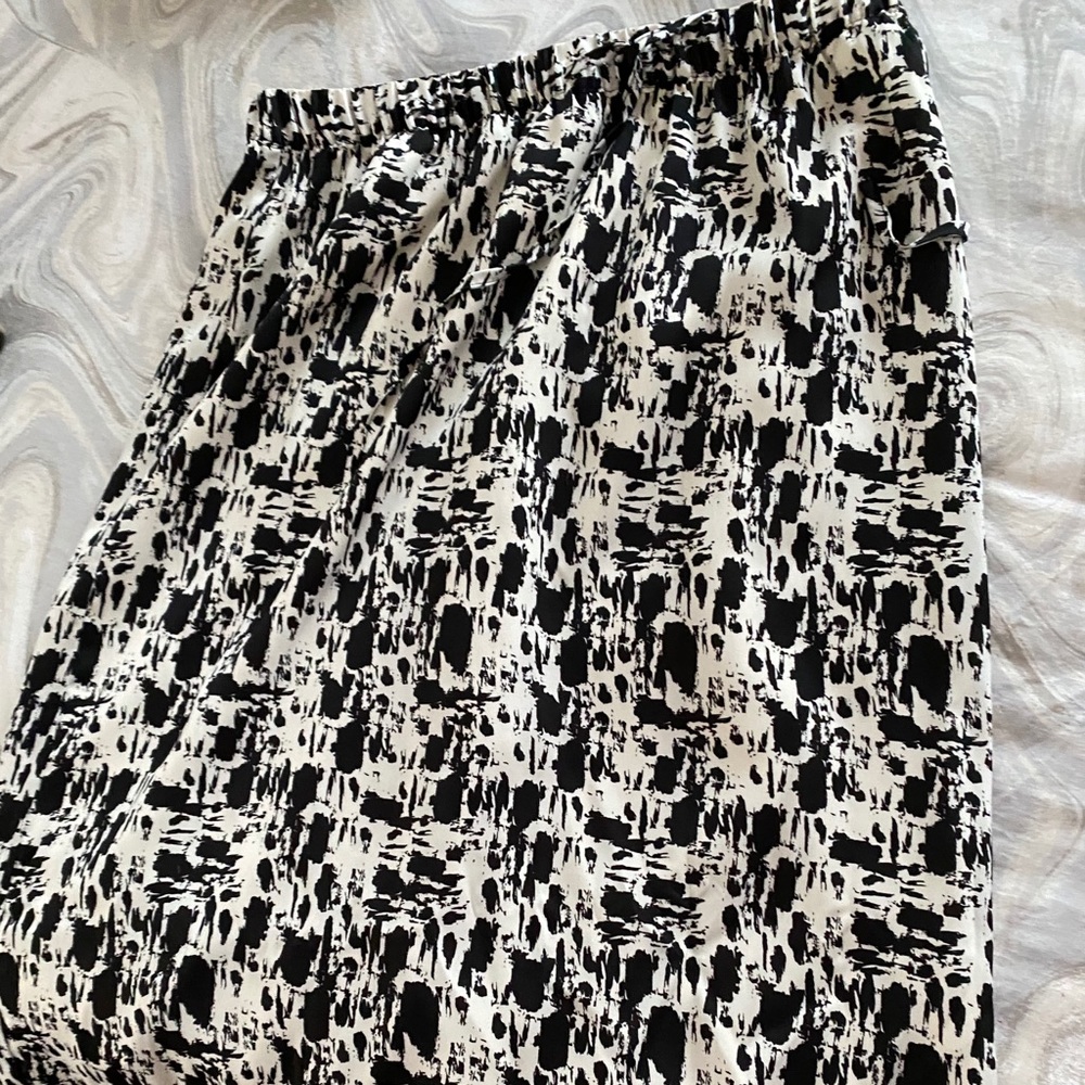 Funnt black and white drawstring skirt